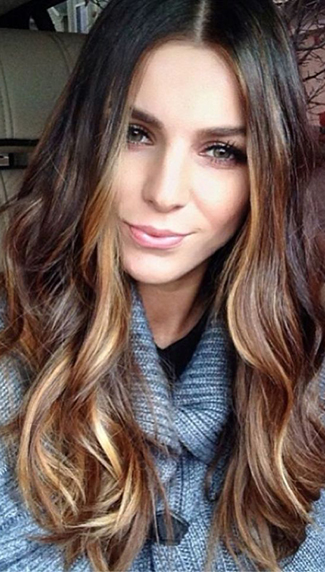  highlights frolicking handinhand with a rich, mocha hair color